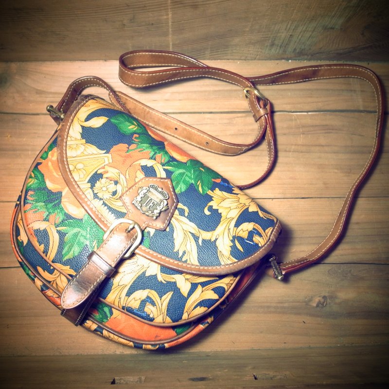 [ 老骨头 ] 单一特价 早期 IF 稀少 宫庭 花绘图腾 侧背马鞍包 绝版真品 古董包 Vintage 古着 - 侧背包/斜挎包 - 真皮 多色