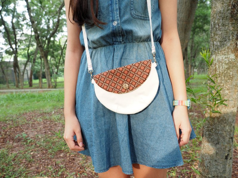 复古花朵朵开半圆斜侧背小包 - 侧背包/斜挎包 - 其他材质 白色