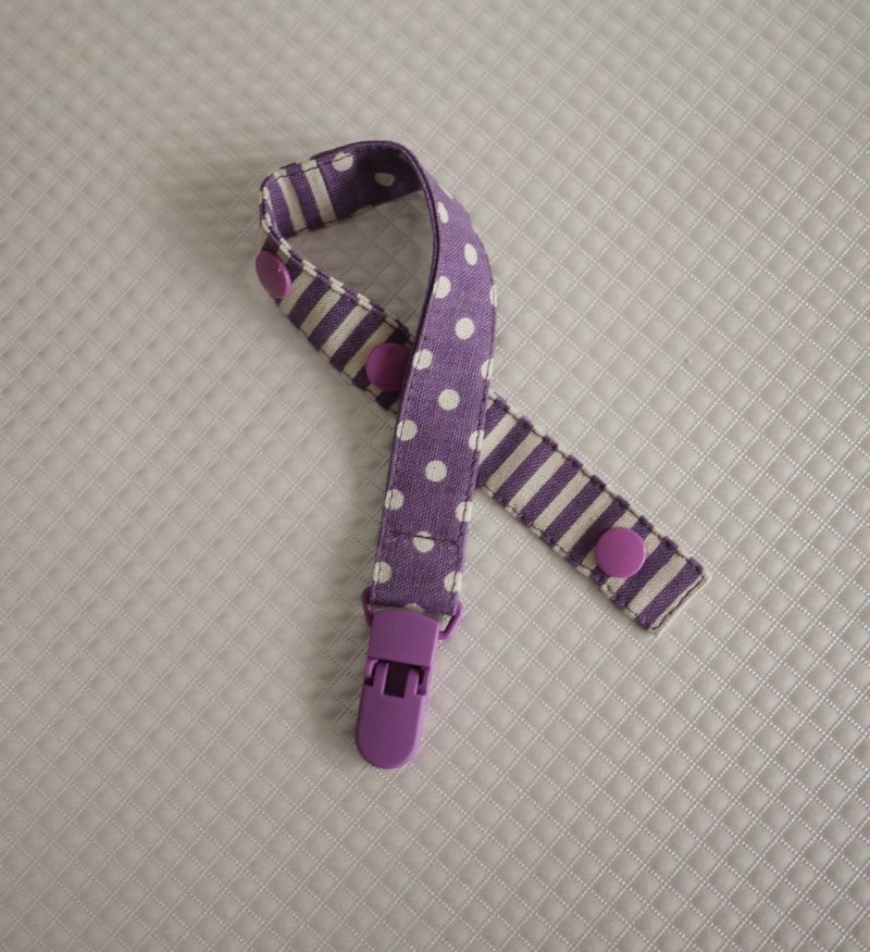 【Katie．C 凯蒂．心．手感生活】妈咪的小帮手=可调式奶嘴链=当点点遇见条纹=紫 - 围嘴/口水巾 - 其他材质 紫色