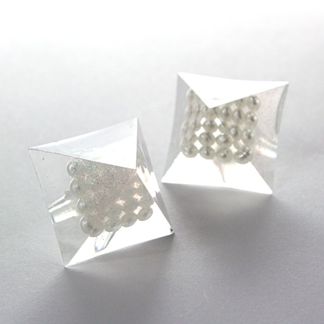 Pyramid earrings (stratum White) - 耳环/耳夹 - 其他材质 白色