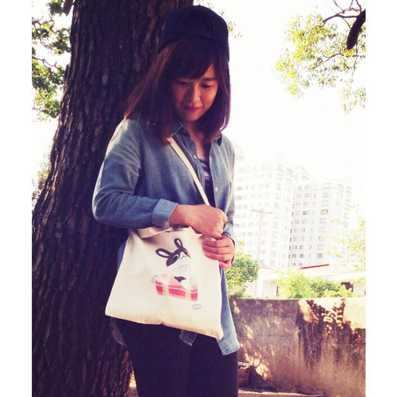 欧彼兔OBtuz X kuroi-T 联名帆布提包 长版“我可以” - 侧背包/斜挎包 - 棉．麻 卡其色