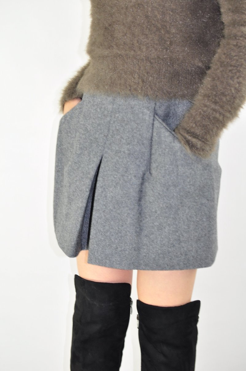 Flat 135X台湾设计师 毛呢宽松短裤 羊毛材质 英伦风 适合春天的短裤 宽裤 宽松裤管设计 舒适 好搭配 预购期间8折 派对 新年 - 女装长裤 - 羊毛 灰色