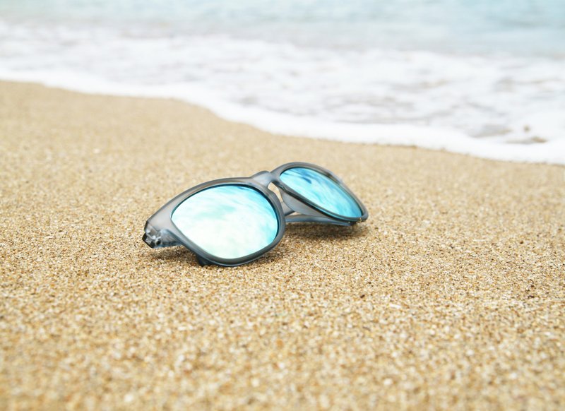 太阳眼镜│灰色镜框│金绿色反光镜片│夏日墨镜│2is George - 眼镜/眼镜框 - 塑料 灰色