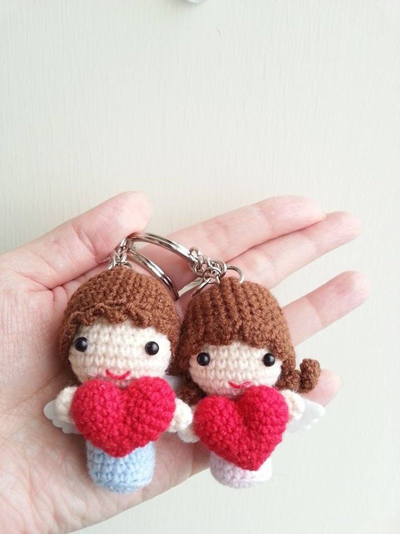 【Knitting】IUUI Q比小爱神(相亲相爱不分售，含心型透明压克力包装盒) - 钥匙链/钥匙包 - 其他材质 多色