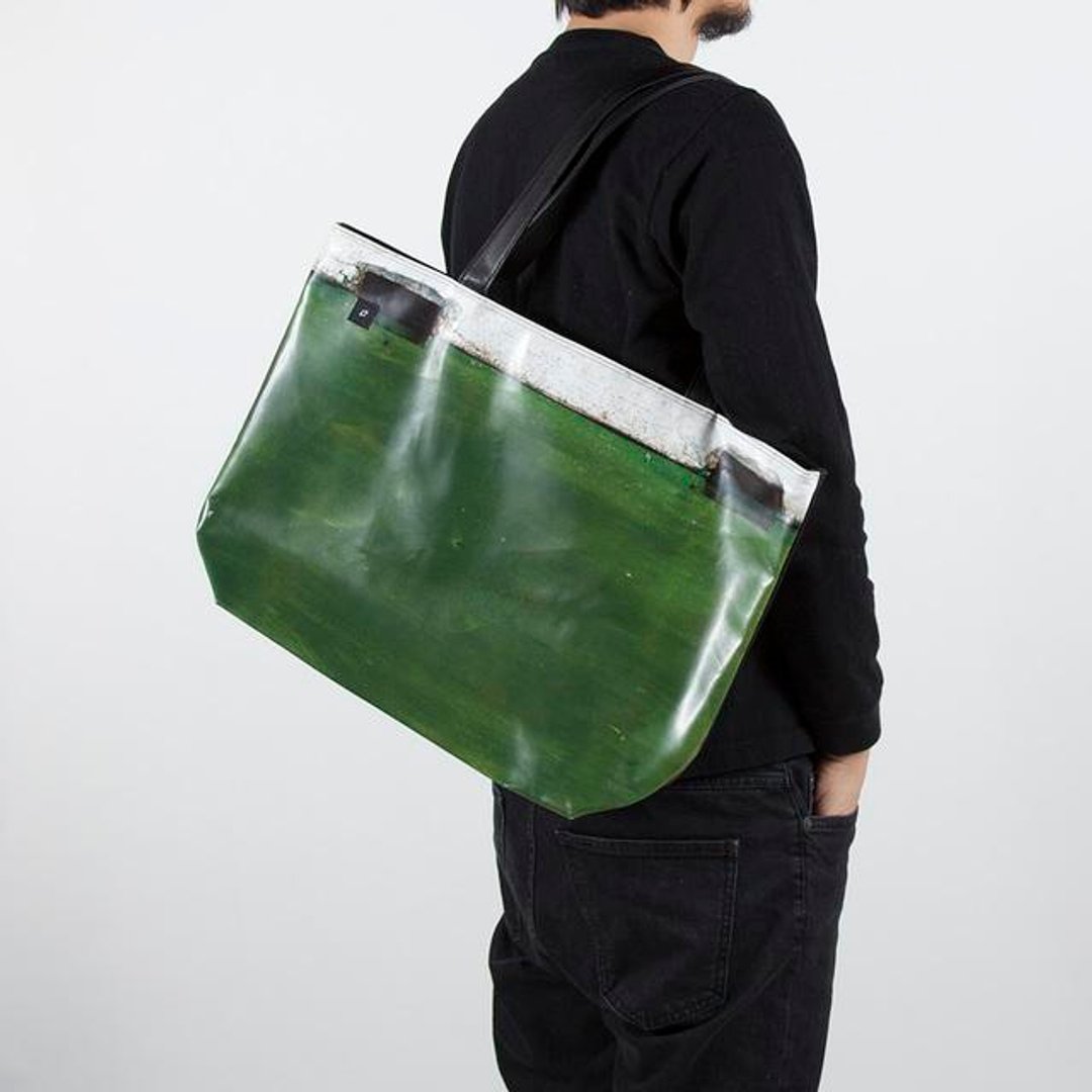 It looks as if he is carrying a wall Light weight 330 grams House wall tote back - 手提包/手提袋 - 其他材质 