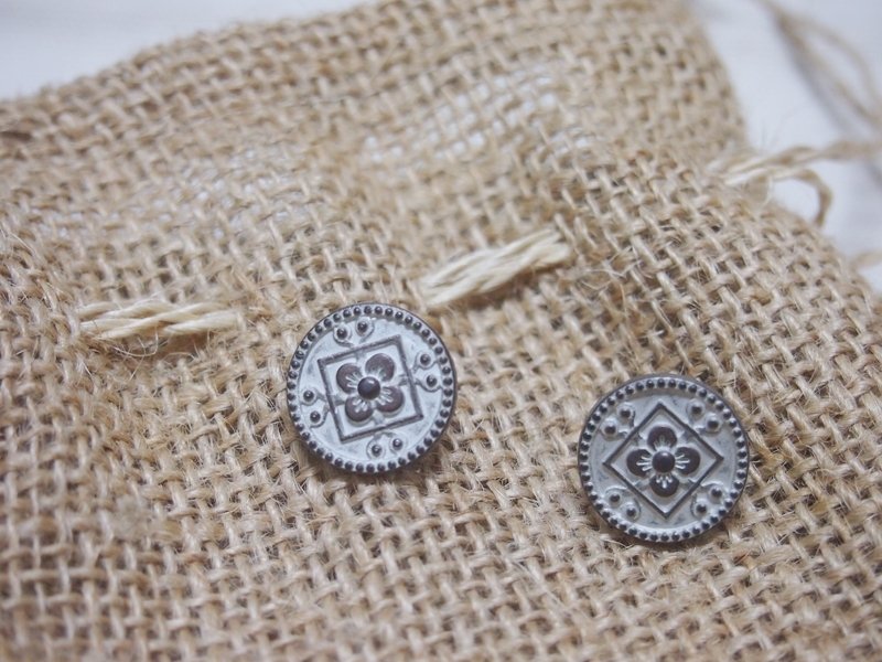 钮扣新生命[窗花]复古耳环 - 耳环/耳夹 - 其他金属 灰色