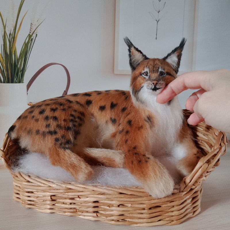 6 inches height Ready to ship. Realistic miniature crochet Lynx on a wicker sofa - 玩偶/公仔 - 其他材质 多色