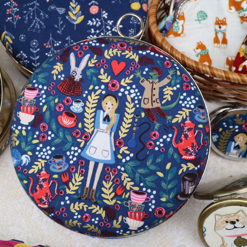 爱丽丝梦游仙境 圆形盒子包 小圆包 - 侧背包/斜挎包 - 棉．麻 蓝色