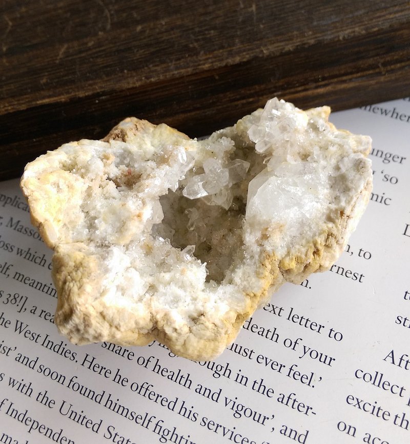 Crystal 云贵川产地 白水晶小晶洞 原皮 闪灵晶洞 天然矿石 原矿 - 摆饰 - 其他材质 