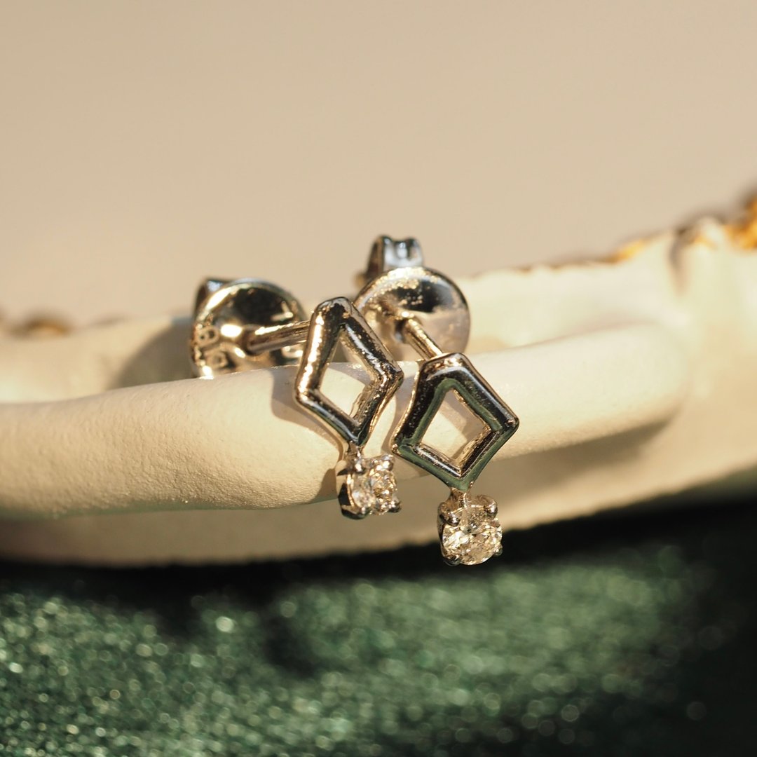 18K金Rombus 钻石圆点耳环18K Gold Rombus Diamond Dot Earrings - 耳环/耳夹 - 贵金属 