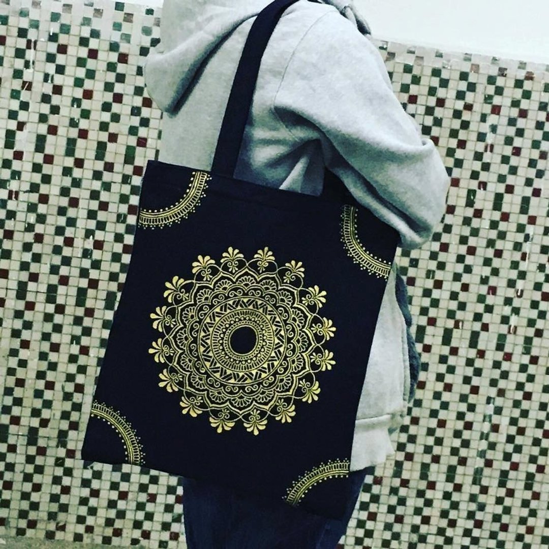 手绘肩背袋 绵质 手绘包 黑色 金色 拉链 内袋 Henna Mandala 设计 彩绘 汉娜 蔓蒂 曼陀罗 禅绕 民族 印度彩绘 帆布 - 侧背包/斜挎包 - 其他材质 黑色