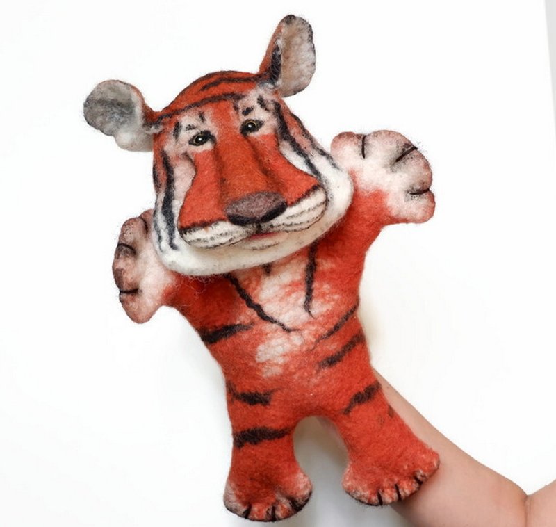 Tiger puppet, tiger puppet on hand for puppet theater, symbol of Chinese New Yea - 玩具/玩偶 - 羊毛 橘色