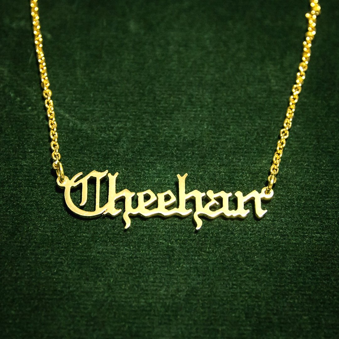 Custom name necklace with Old English font stlye gold colour - 项链 - 铜/黄铜 金色