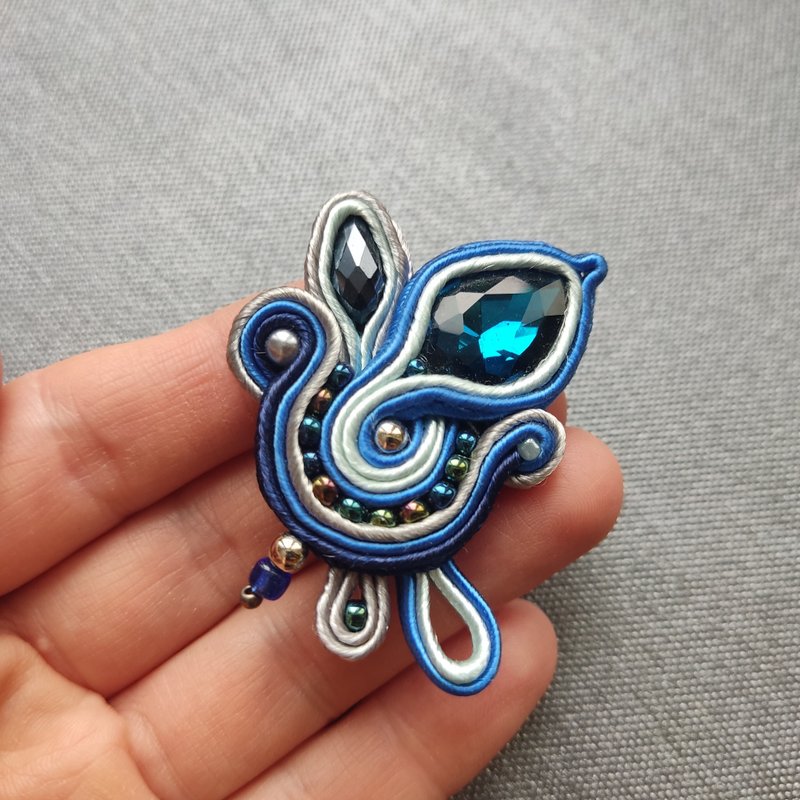 蓝色胸针，缀珠刺绣莱茵石胸针，苏绣饰品 - 胸针 - 水晶 蓝色