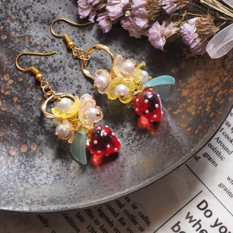 [Clip-On/ Earrings] Swinging cute strawberries - 耳环/耳夹 - 压克力 红色