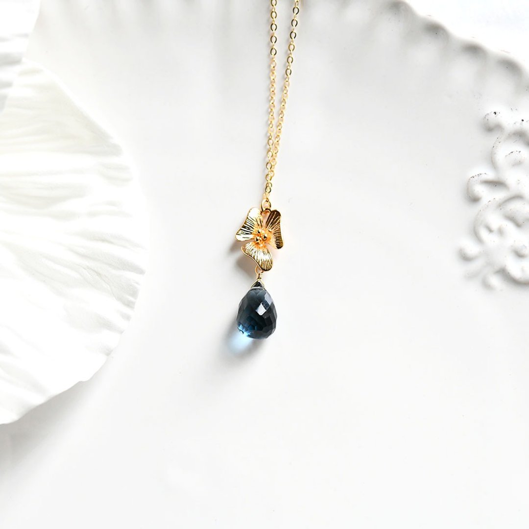 A versatile Stone crystal that purifies everything and brings good luck London Blue Quartz and Flower Necklace April Birthstone - 项链 - 宝石 蓝色