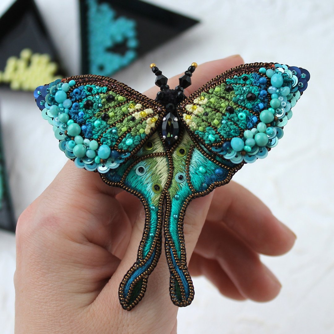 绿松石色蝴蝶胸针 手工制作 Luna Moth 刺绣胸针 - 胸针 - 珍珠 绿色