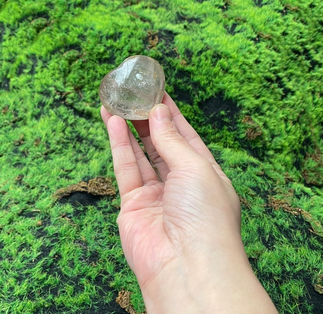 带彩白水晶爱心共生黄胶花| 旺财运避邪 净化 |快速出货 风水小物 - 摆饰 - 水晶 多色