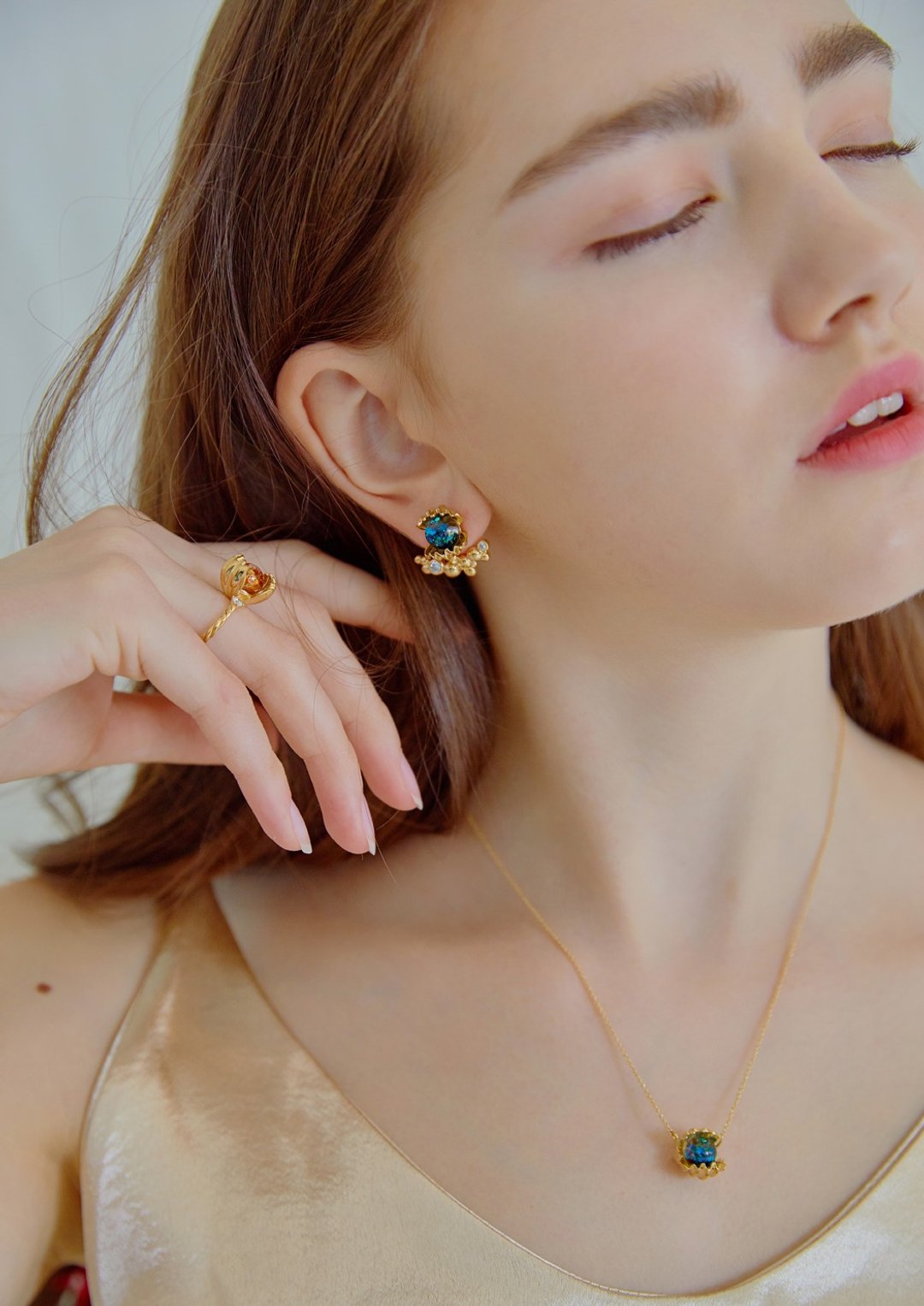 Shining Snowball Inside The Shell Earrings - 耳环/耳夹 - 玻璃 