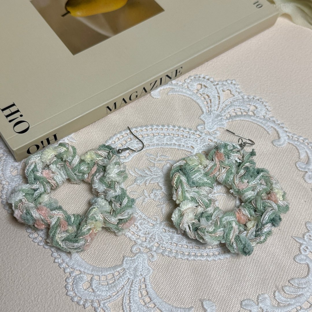 MUMU 酸酸青柠大花花耳勾式耳环 925银针 HAND MADE - 耳环/耳夹 - 棉 