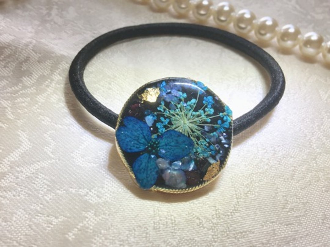 Circle-shaped hair elastic with blue pressed flowers - 发饰 - 塑料 