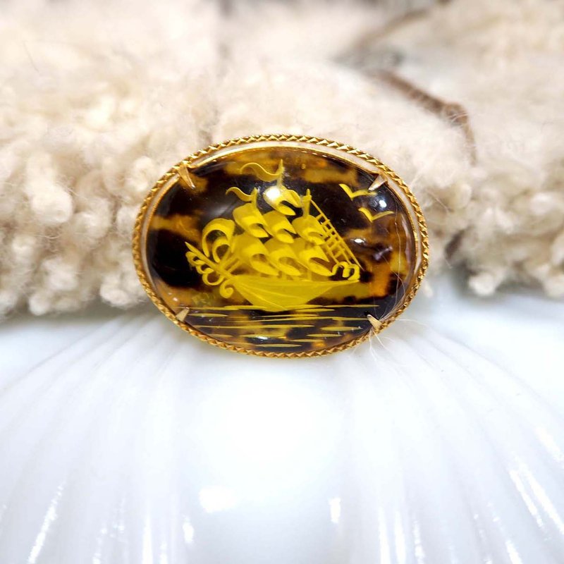 金色虎纹宝石内雕刻帆船胸针 可穿丝带 日本高级二手古着珠宝首饰 - 胸针 - 其他金属 金色