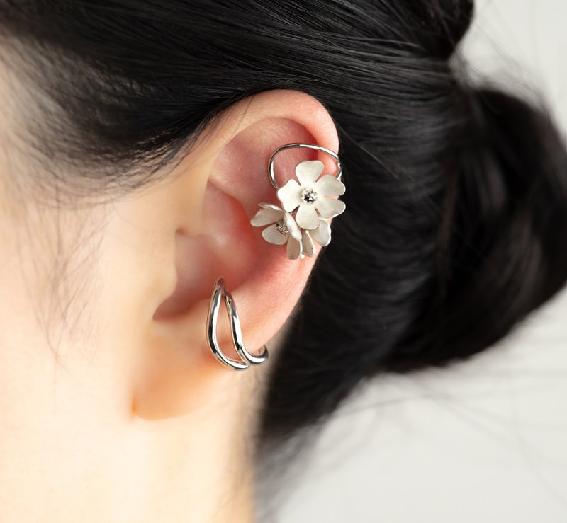Silver snow flower and cross ear cuff - 袖扣 - 其他金属 银色