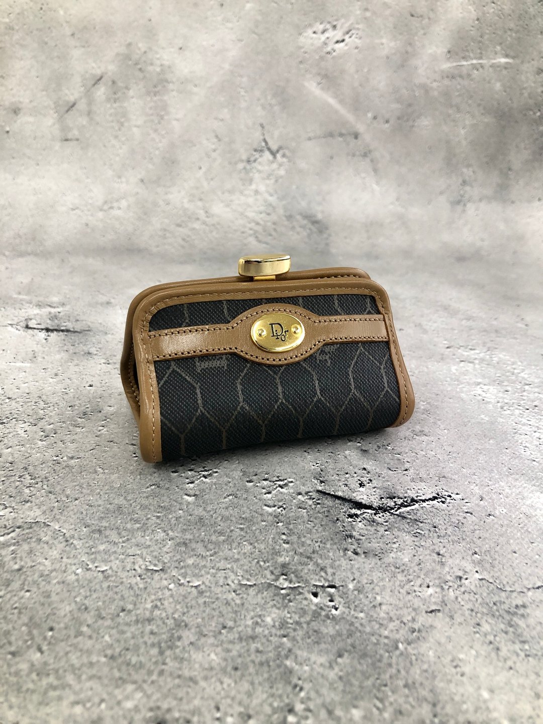 【 日本直送 名牌中古包 】Christian Dior   蜂巢纹 零钱包 黑色 PVC 皮革 扣式   vintage 复古 i8im8h - 皮夹/钱包 - 防水材质 黑色