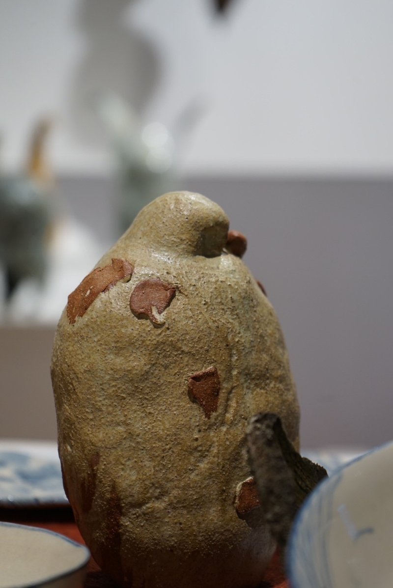 轻轻地听 落叶林中的 鸟 与猫头鹰  手捏粗面陶偶 H15.1cm 陶铃 - 玩偶/公仔 - 陶 卡其色