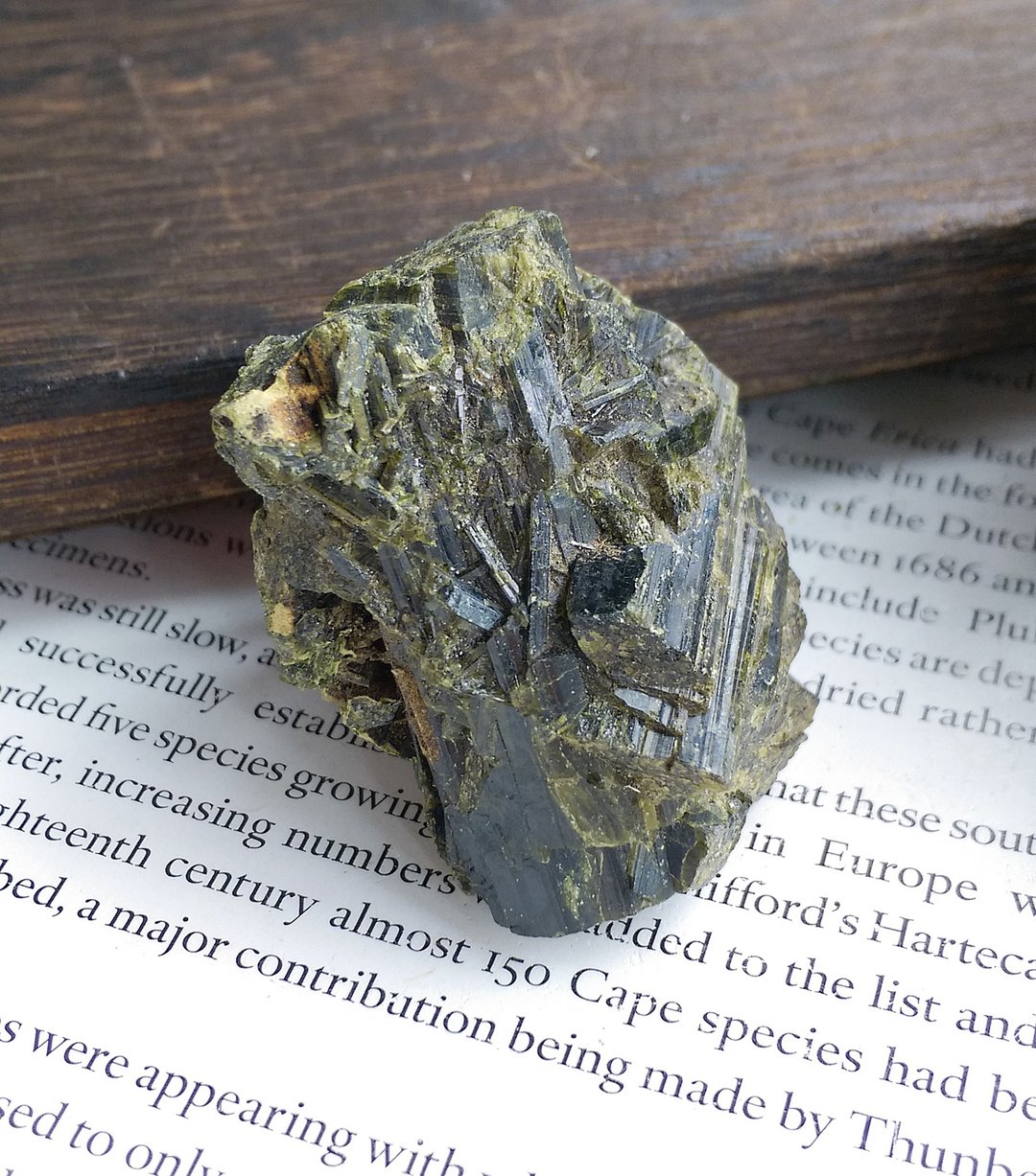Epidote 马达加斯加产地 绿帘石 天然矿石 原矿 - 摆饰 - 其他材质 