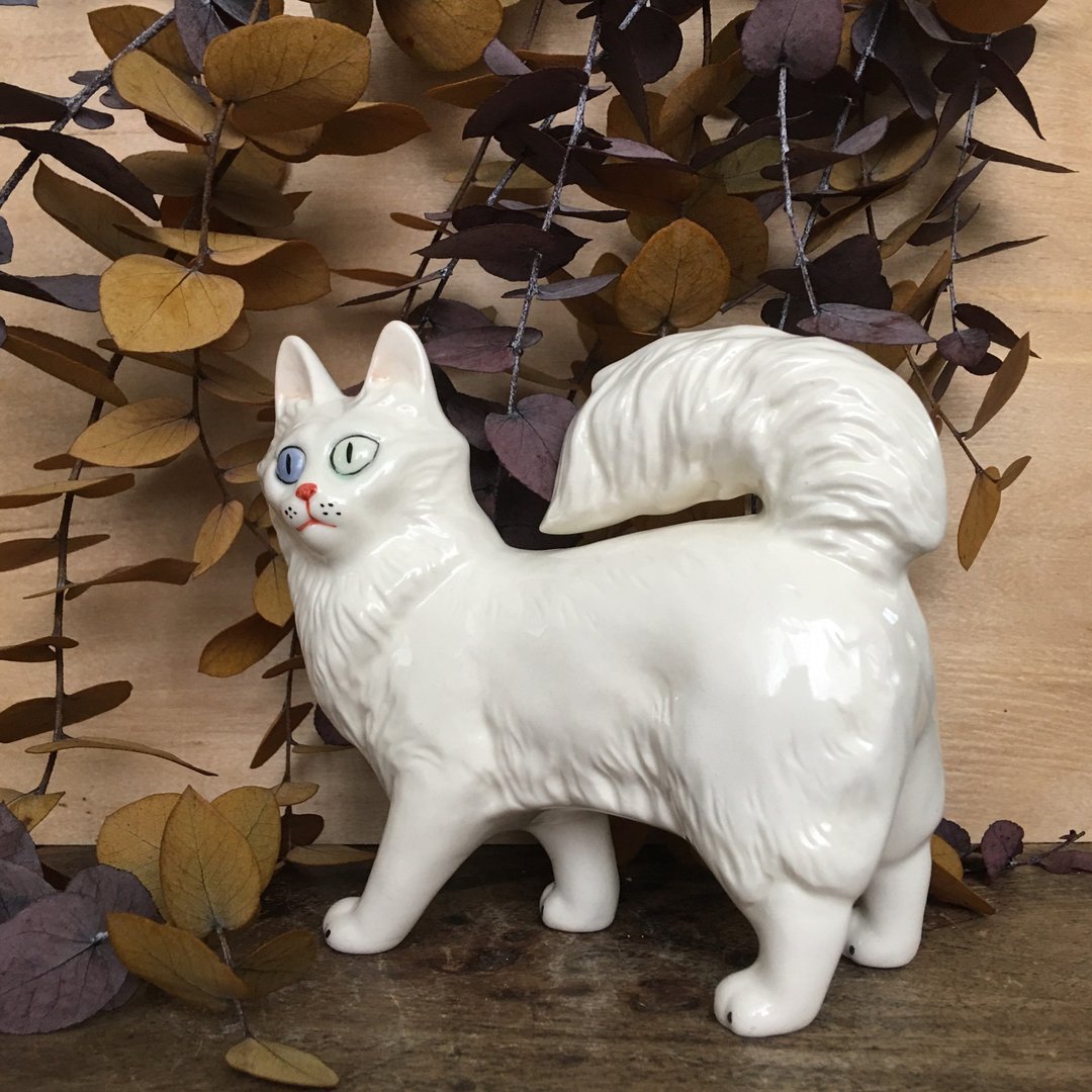 Angora cat handmade figurine, cat statuette, cat figurine - 花瓶/陶器 - 瓷 白色