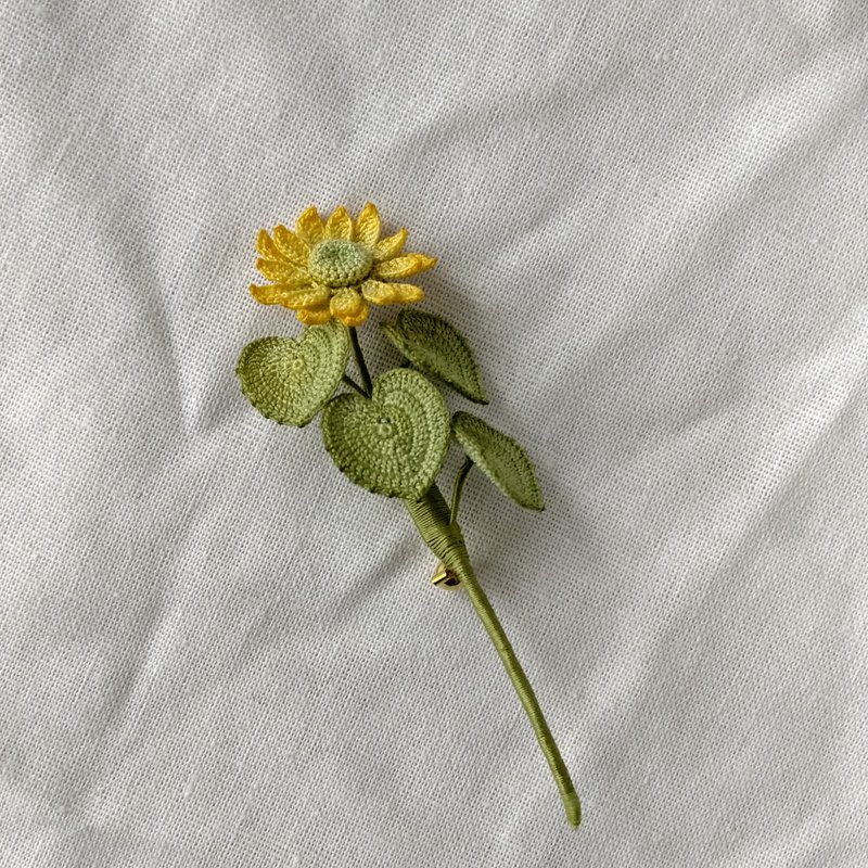Sunflower brooch - 胸针 - 绣线 橘色