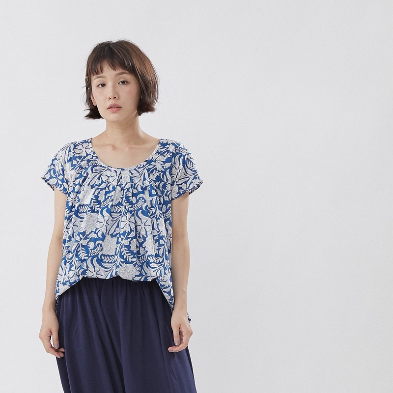 Gigi花卉印花箱折上衣/青花蓝 - 女装上衣 - 棉．麻 蓝色