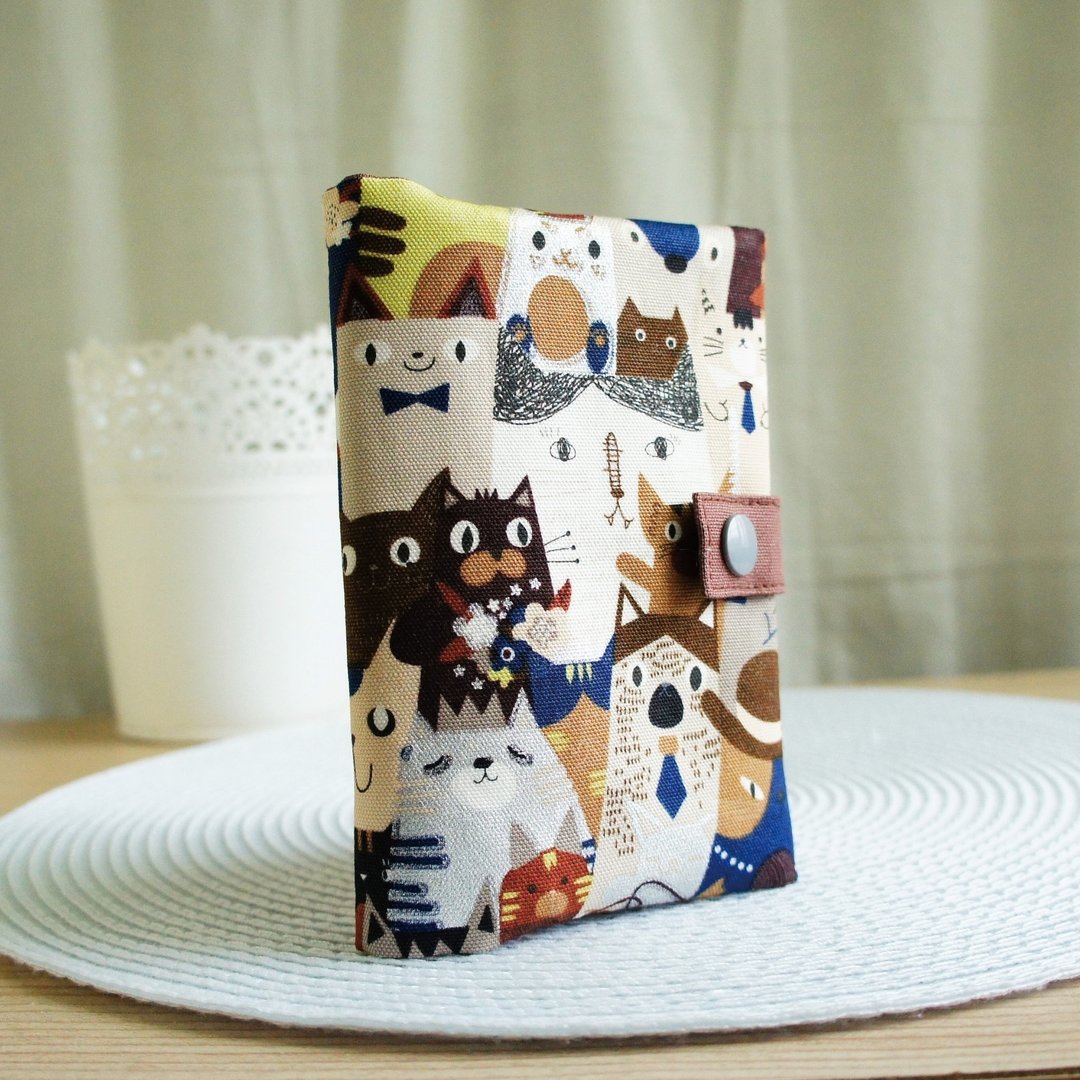 Lovely【日本布】烫银猫咪团照拉链护照套、布书套10X14cm、咖E - 护照夹/护照套 - 棉 咖啡色