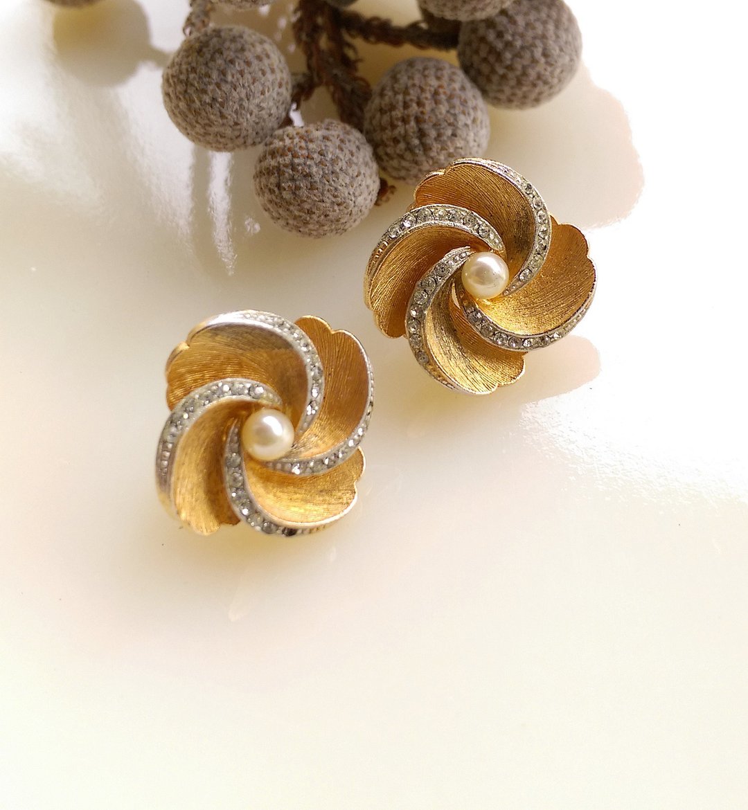 【西洋古董饰品/年代老件】MARVELLA 优美金属旋转花朵 夹式耳环 - 耳环/耳夹 - 其他金属 金色