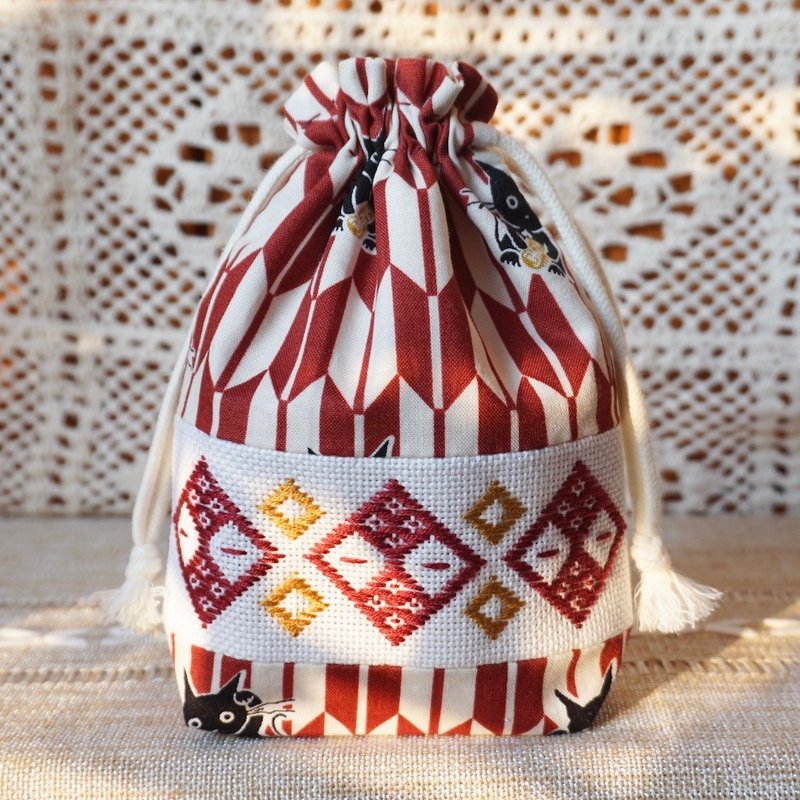 小巾绣束口袋 招财猫咪 (红) | 刺绣束口袋 索绳袋 收纳小物 - 化妆包/杂物包 - 棉．麻 红色