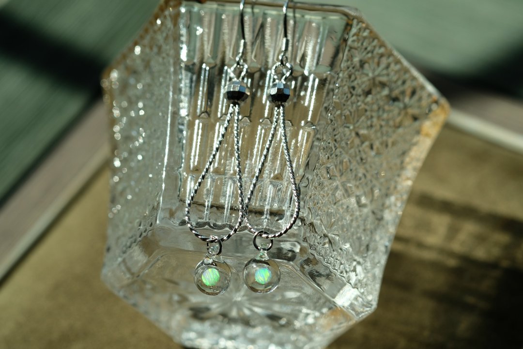 The Floating Planet (earrings) - 耳环/耳夹 - 玻璃 金色