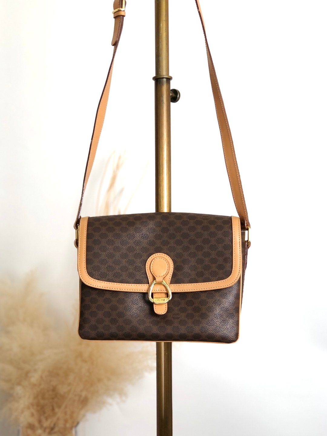 【日本直送名牌中古包】CELINE 赛琳 马卡龙腋下包 棕色 经典Logo 压扣 PVC皮革 vintage mii7cn - 侧背包/斜挎包 - 防水材质 咖啡色