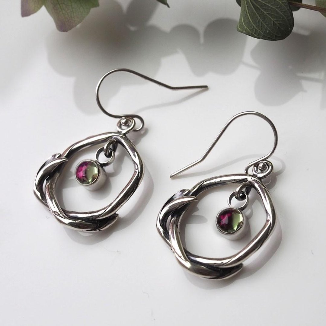 Rei Earrings Peridot / Ruby One Ear - 耳环/耳夹 - 宝石 