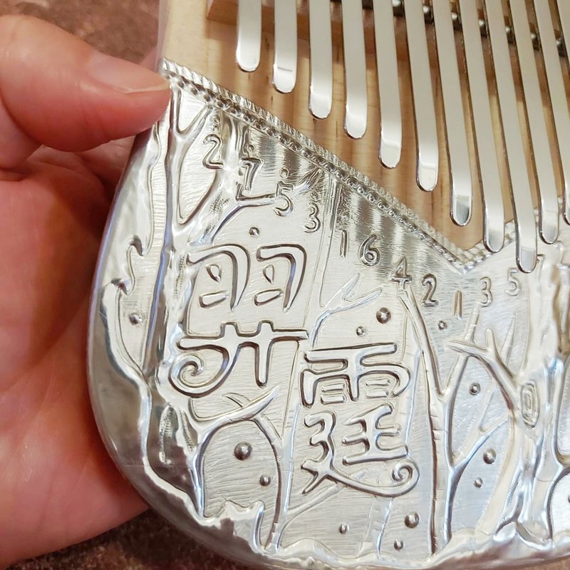 神兽森林 锡雕拇指琴 (名字可定制) - 吉他/乐器 - 其他金属 