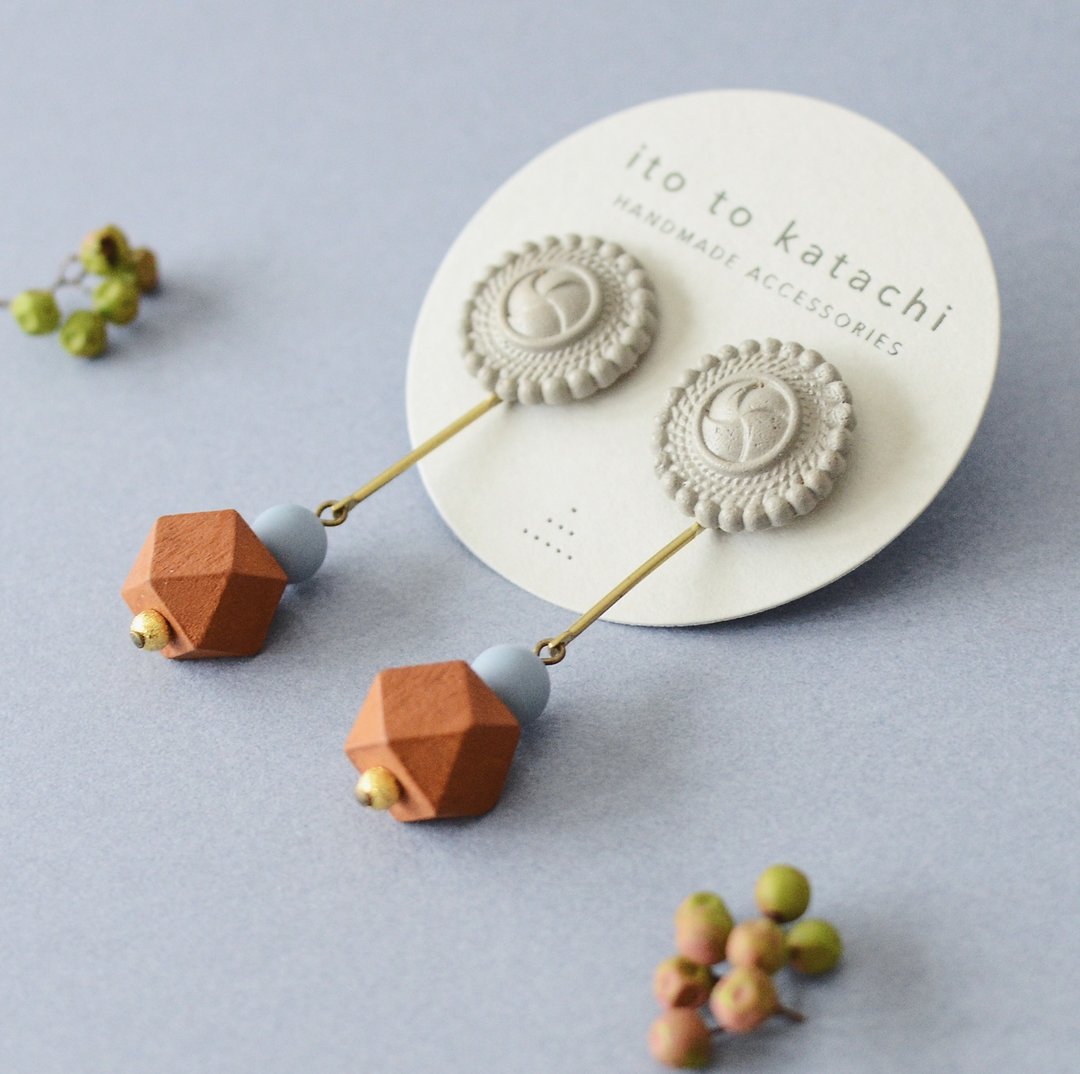 Oven clay earrings, Aster, Beige - 耳环/耳夹 - 陶 咖啡色