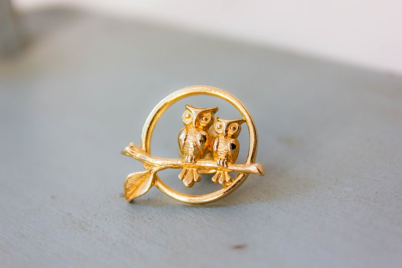 AVON owl pin Vintage small owl pin Gold owl pin - 徽章/别针 - 其他金属 金色
