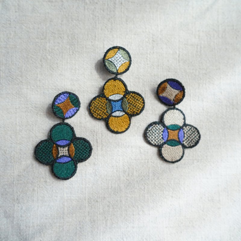 垂坠经典几何花电绣单只耳环 三色 - 耳环/耳夹 - 羊毛 多色