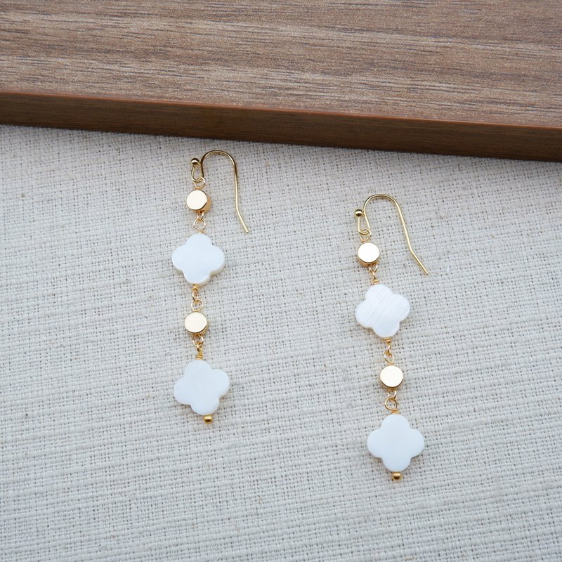 Sea Shell Flower dangle earrings - 耳环/耳夹 - 贝壳 白色
