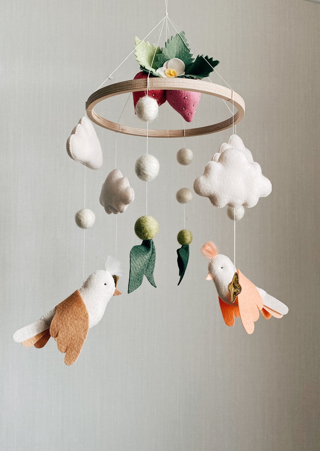 //Gift for newborn// baby mobile strawberries  and birds/ neutral nursery decor - 婴儿床上用品 - 环保材料 多色