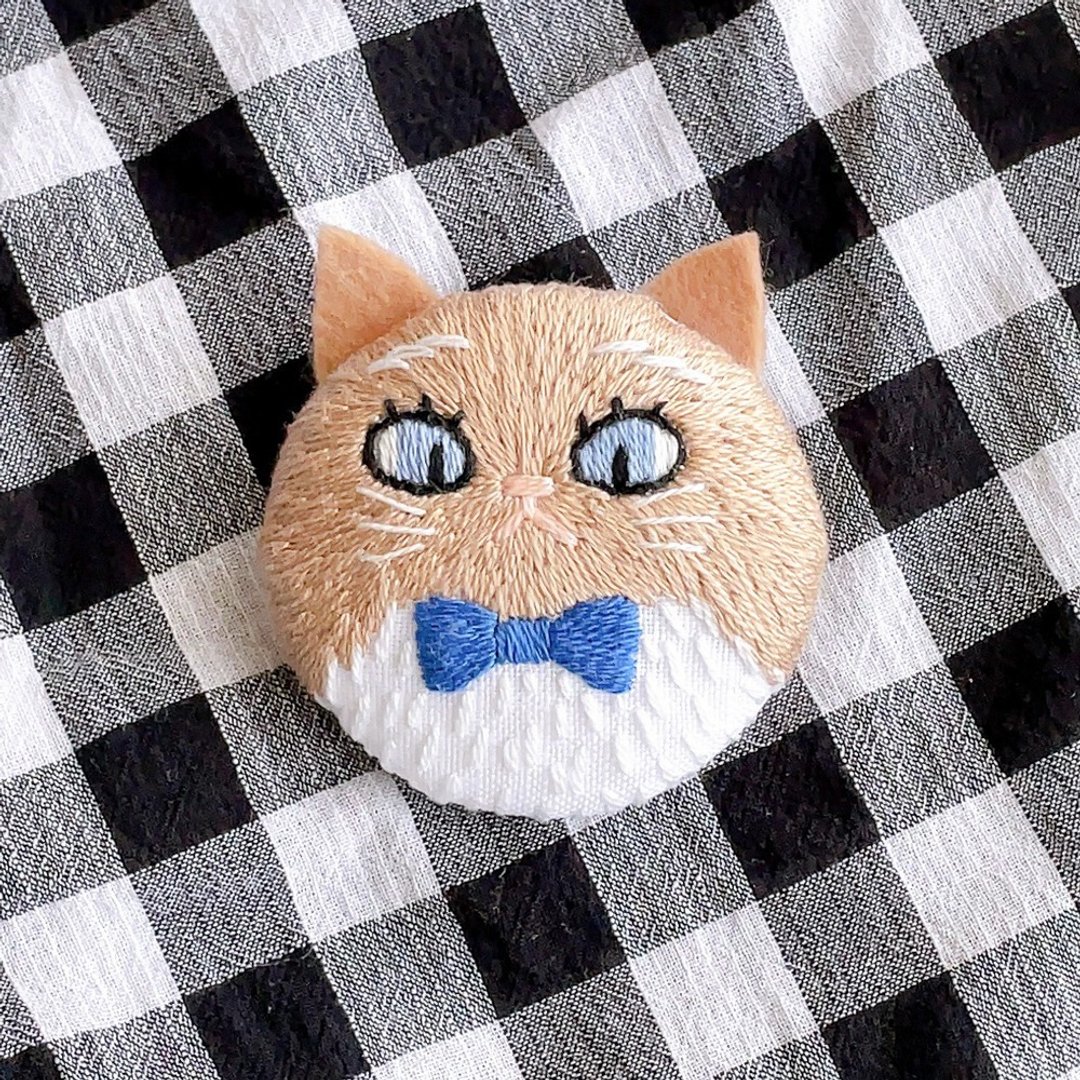 Milk tea colored cat embroidery brooch - 胸针 - 棉 咖啡色