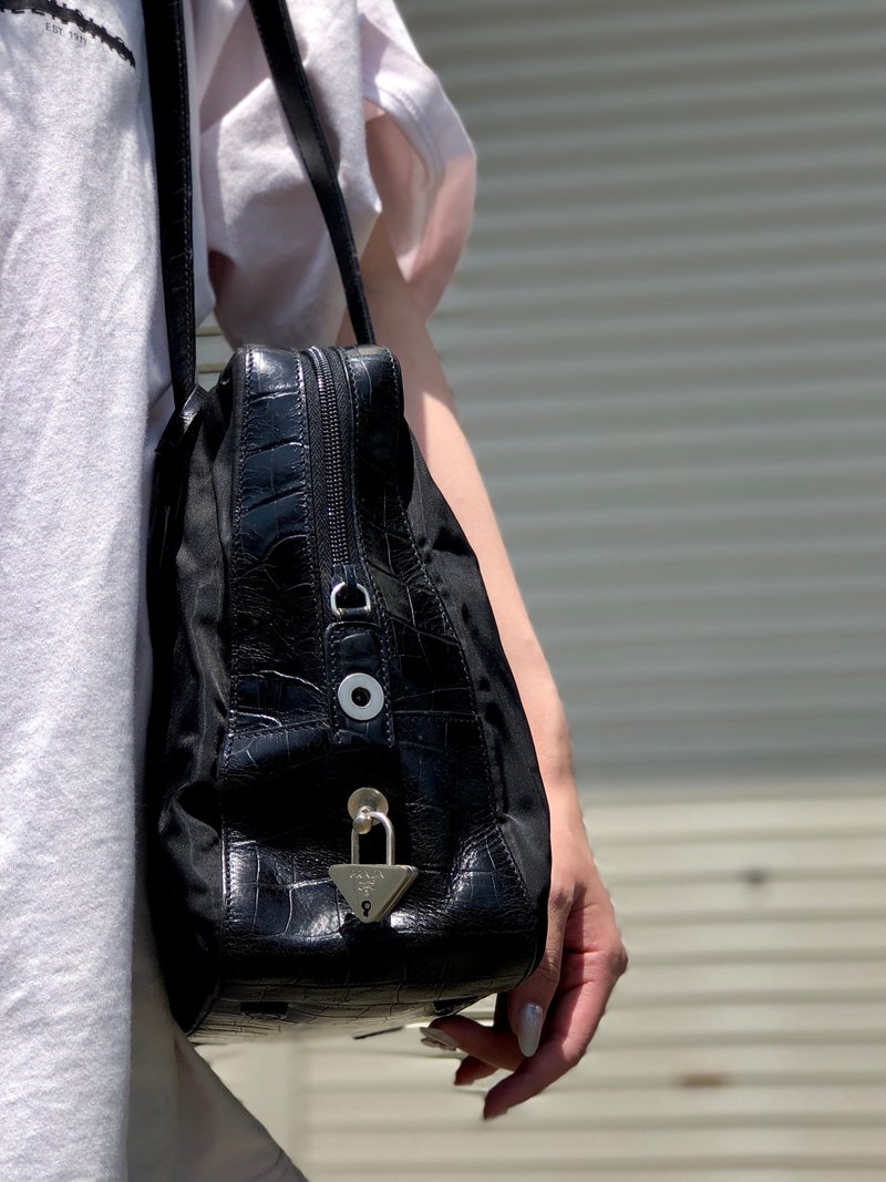 【 日本直送 名牌中古包 】PRADA 普拉达 鳄鱼压纹 尼龙×皮革 肩背包 黑色 vintage 古董 vskjgf - 侧背包/斜挎包 - 尼龙 黑色