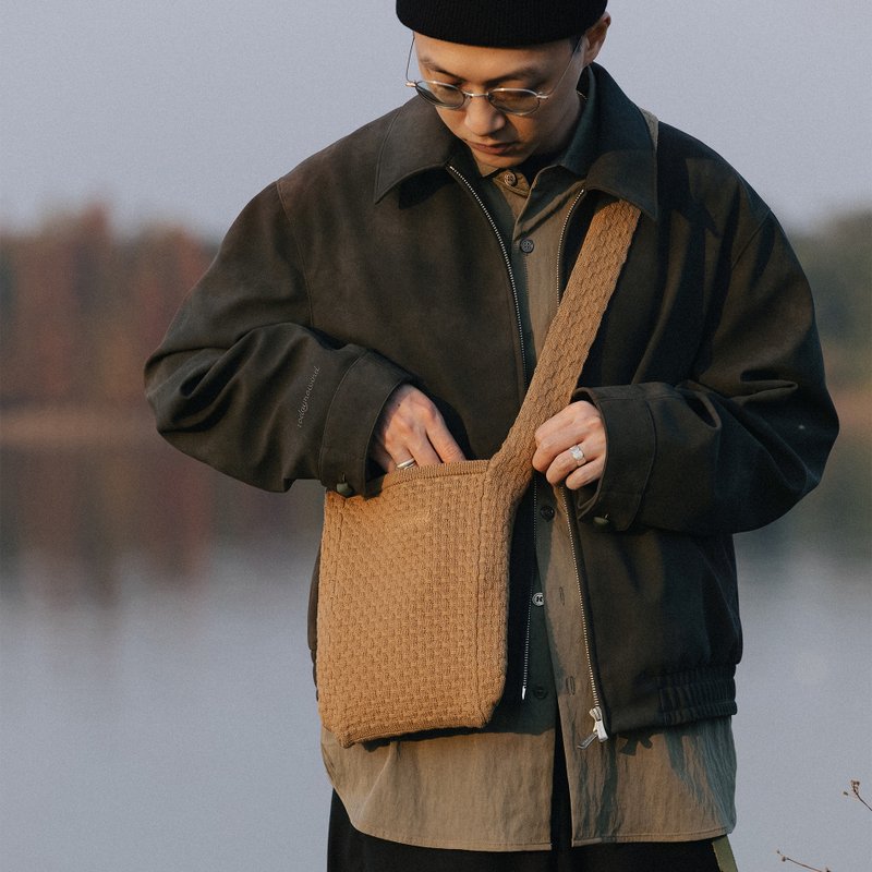 针织与帆布双面用斜挎包 今日无风刺绣单肩包包 - 侧背包/斜挎包 - 棉．麻 卡其色