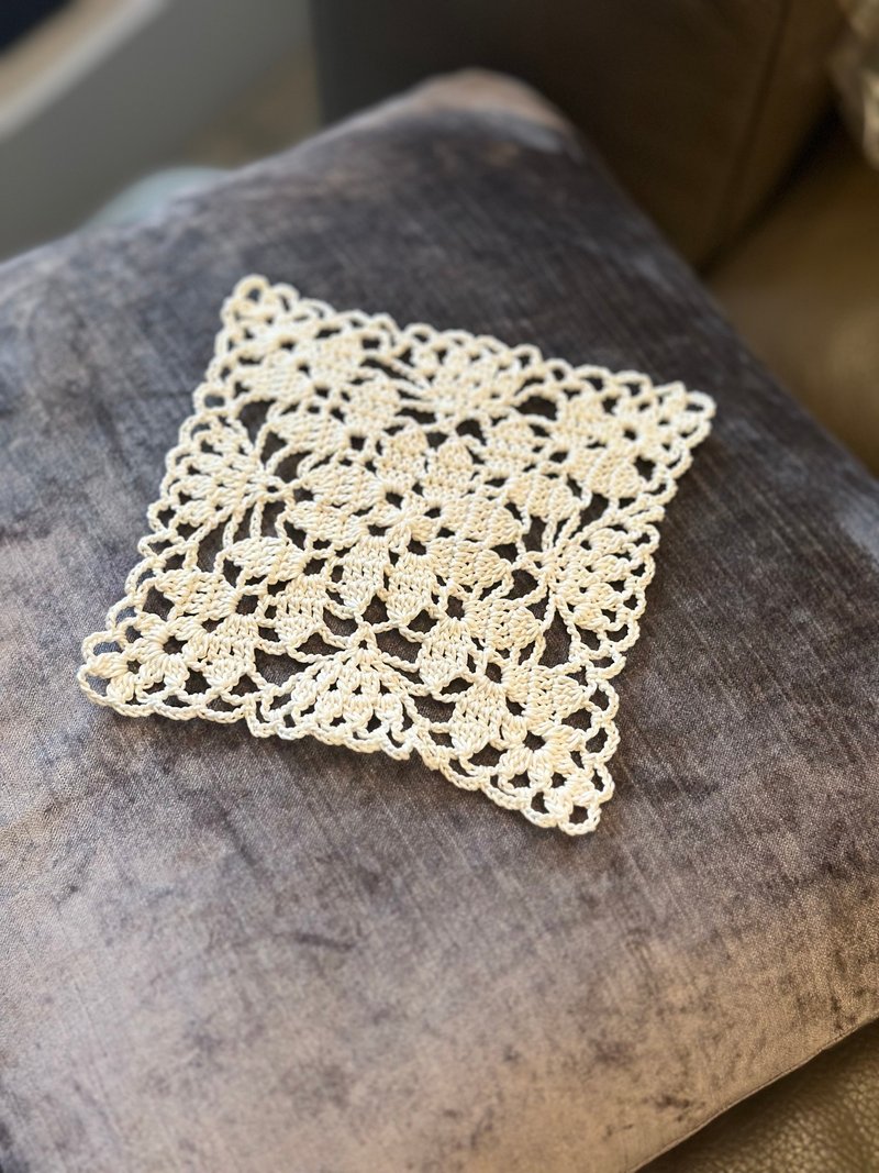 梨子设计单品 蕾丝手工钩织 精致家饰美物 拍照道具 杯盘垫 小家 - 餐垫/桌巾 - 棉．麻 