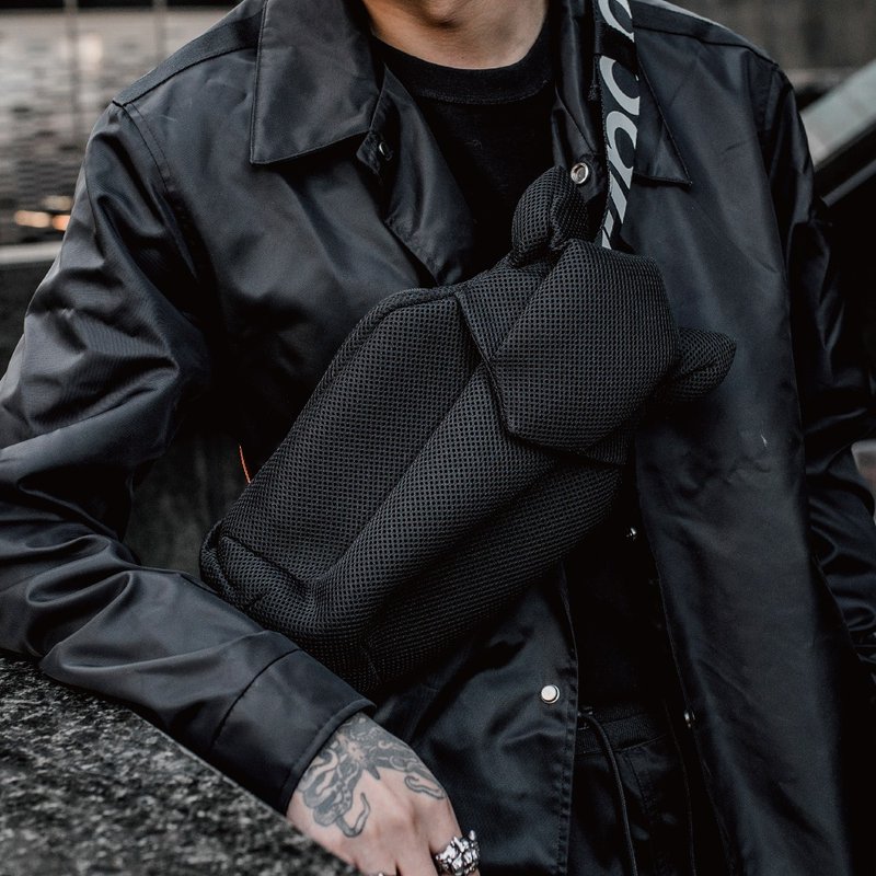 AIR black hose body bag - 侧背包/斜挎包 - 其他人造纤维 黑色